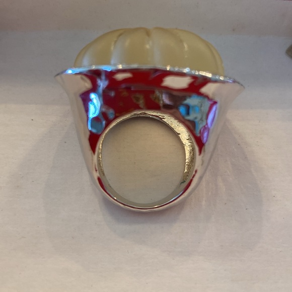 Size 6 QVC Kenneth Jay Lane's BIG STATEMENT Translucent Silvertone Fluted Ring - Picture 3 of 9